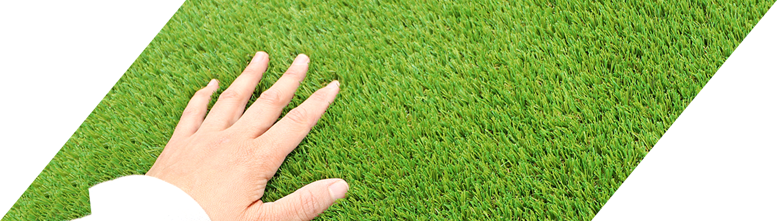 Turf Grande Premium 丈夫な4層構造の人工芝に手で触れる様子